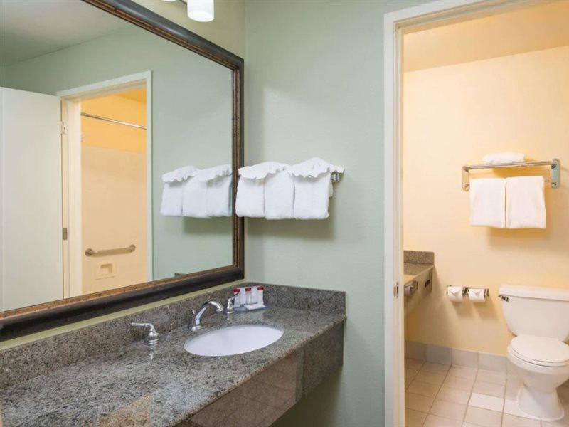 Radisson Hotel West Sacramento Exterior photo